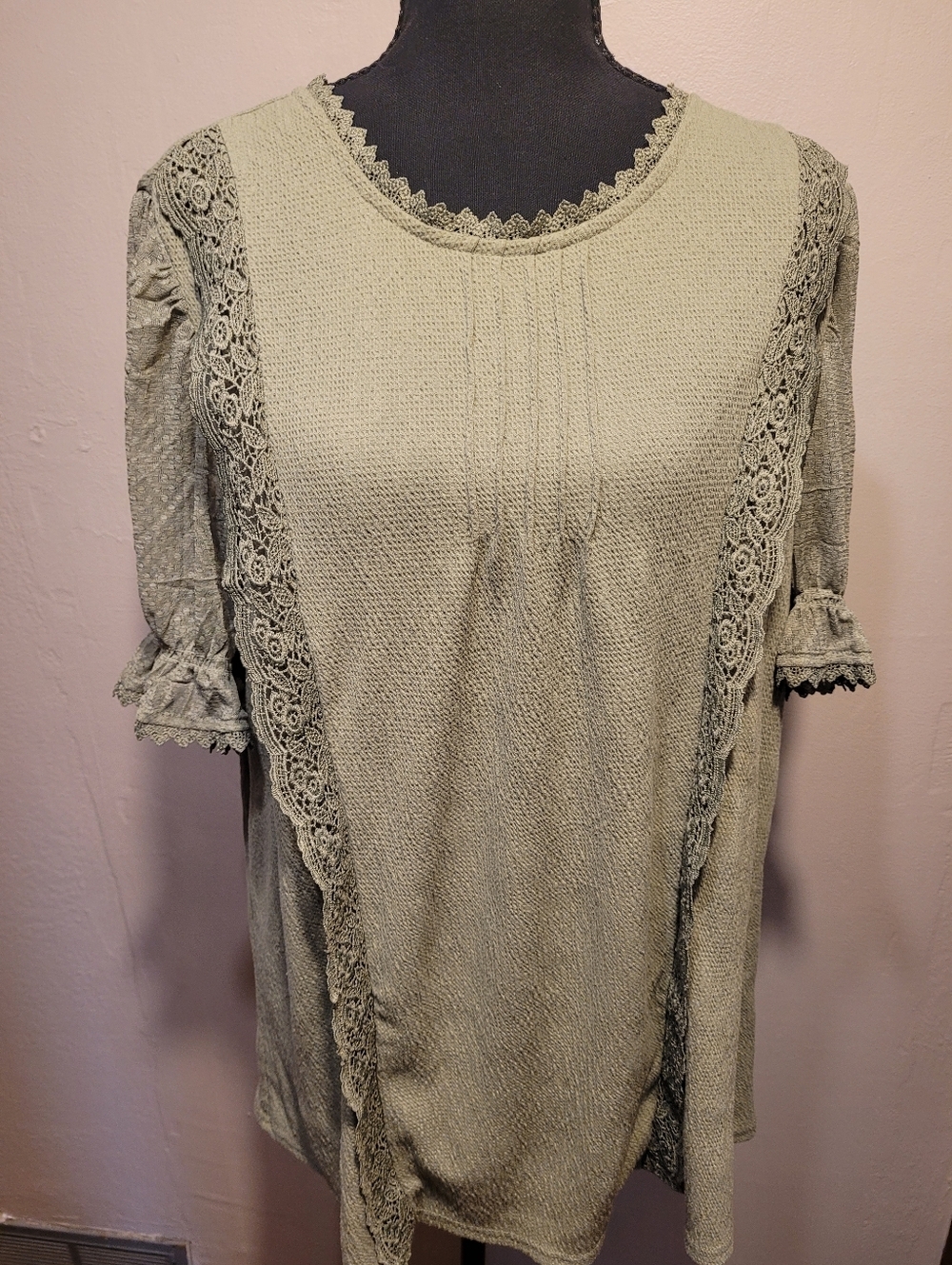 Women’s Moss Green Flower & Feather 2XL Short Sleeve Peasant Lace Style Top